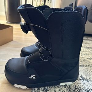 Men’s NIB size 12 5th Element Snowboarding boots